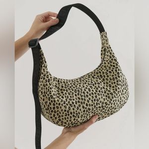 Baggu Medium Crescent Bag in Honey Leopard